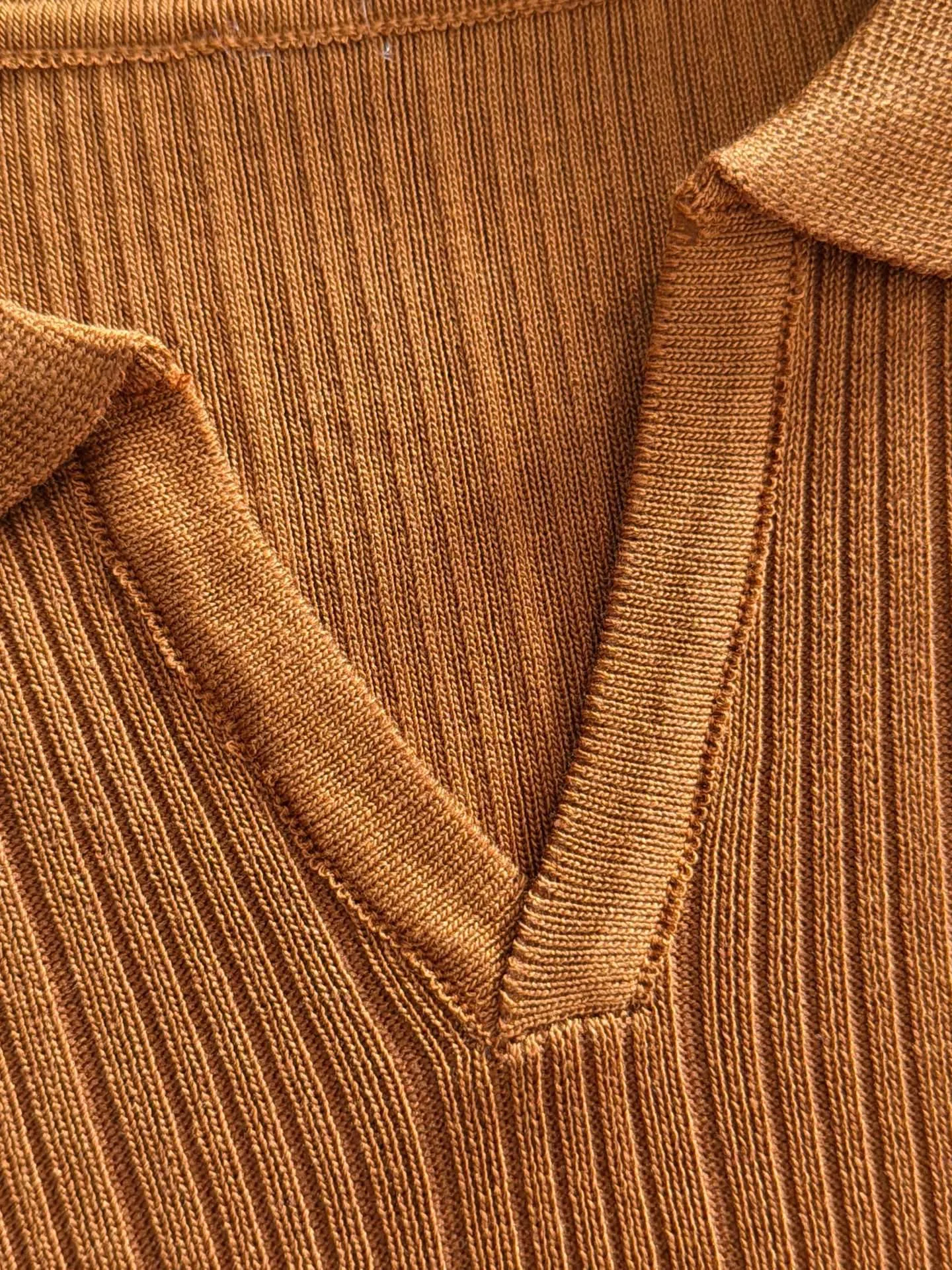 LP high quality 26ss New Arrival men's knitted short-sleeved T-shirt is made of combed cotton yarn knitted cotton fabric, no pressure when entering and exiting the counter. Exclusive control of raw materials. It feels substantial when weighed, and the upper body is more textured than ordinary T-shirts. This texture can cope with the weather easily and is suitable for both hot and cold! Designed for a loose fit. Size: M to 3XL
